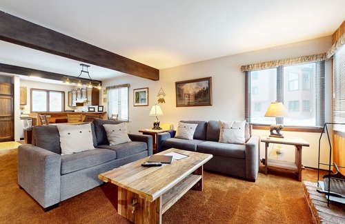 Mammoth Lakes Condo | Spacious Homey Mnt Condo. Pool & Tennis Court On-site. Near Restaurants
