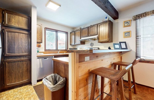 Mammoth Lakes Condo | Spacious Homey Mnt Condo. Pool & Tennis Court On-site. Near Restaurants