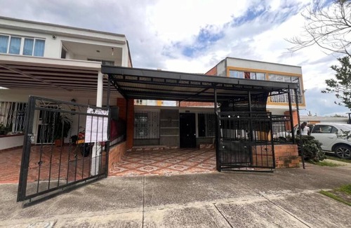 Pereira House | Spacious house close to UKUMARI and CONSOTA park wifi, private parking, 3bedrooms