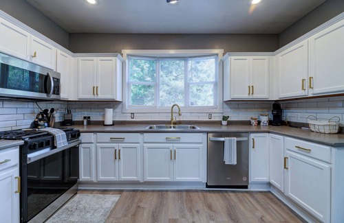 Milwaukee House | Spacious house Close to Stadium/Sleeps 8/2-Car Garage