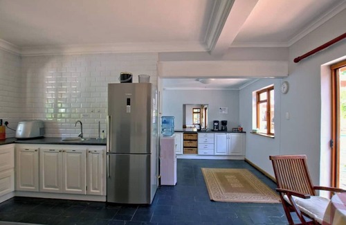 Somerset West House | Spacious house in beautiful Natures Valley, Cape Town ; 3 Bedrooms, 2 Bathrooms.