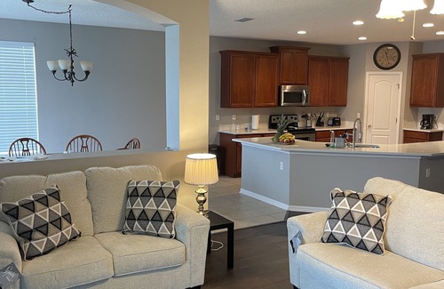 OakLeaf Plantation House | Spacious house in quiet neighborhood near shopping center, Max 6 guests