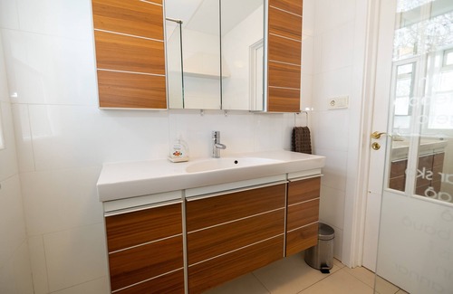 Akureyri House | Spacious House with 2 Apartments - 2 min from Downtown Akureyri!