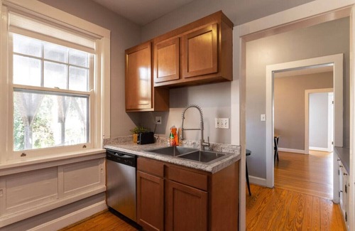 Hyde Park Apartment | Spacious in Hyde Park with Patio