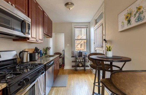 Ravenswood House | 🌟Spacious|Inviting 2BR Heart of Lively Lincoln Sq🌟