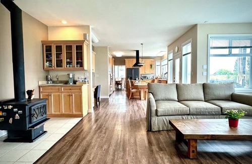 Point Roberts Villa | Spacious King Bedroom plus a Sunny Queen bedroom with Great Views