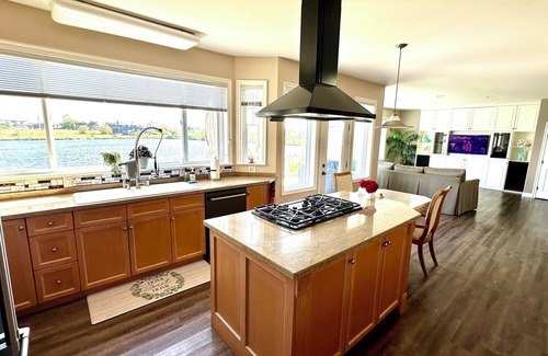 Point Roberts Villa | Spacious King Bedroom plus a Sunny Queen bedroom with Great Views