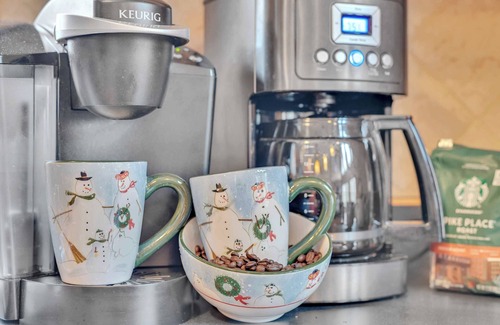 Lakeville Cabin | Spacious Lakeville Log Chalet with Hot Tub