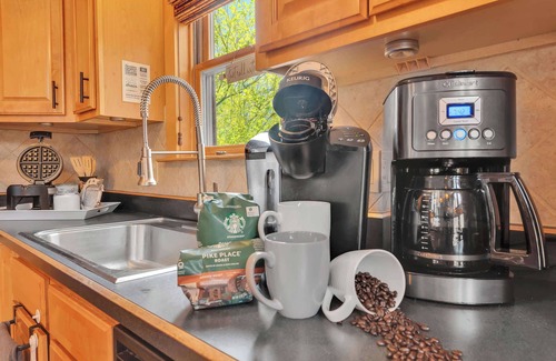 Lakeville Cabin | Spacious Lakeville Log Chalet with Hot Tub