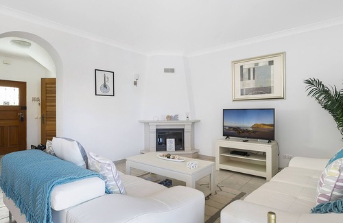 Budens House | Spacious Linked Villa, Poolside location, Free fibre optic WIFI