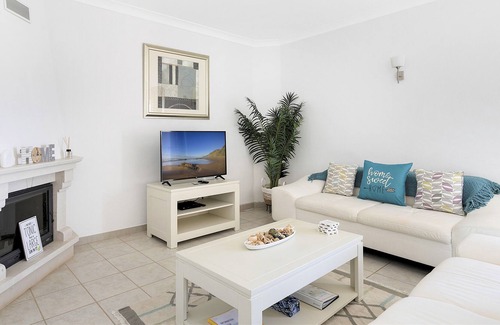 Budens House | Spacious Linked Villa, Poolside location, Free fibre optic WIFI