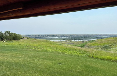 Pierre Cabin | Spacious Log Cabin with Stunning River Views – Private Retreat Close to Pierre