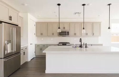 Peters House | Spacious Master Suite with Private Bath in Manteca