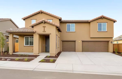 Peters House | Spacious Master Suite with Private Bath in Manteca
