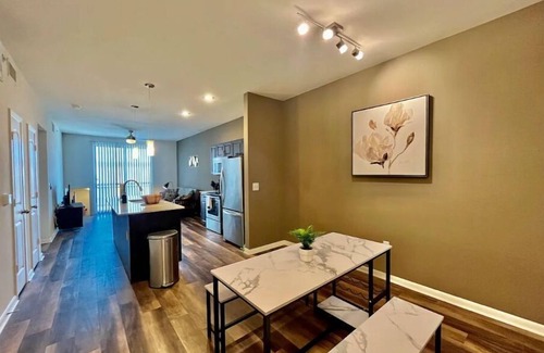 North Burnet House | Spacious & Modern 1Bd Domain w/Shared Pool & Gymn
