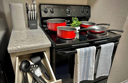 Sherman Apartment | Spacious modern 2 bdrm apt with pool, washer/dryer, internet, great location