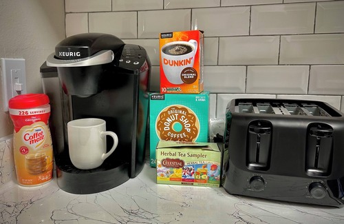 Sherman Apartment | Spacious modern 2 bdrm apt with pool, washer/dryer, internet, great location