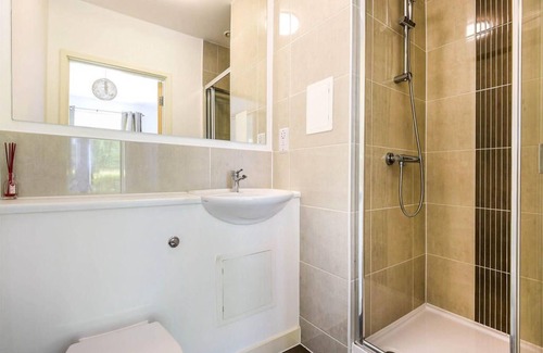 Figge's Marsh Apartment | Spacious, Modern Close to Transport Links