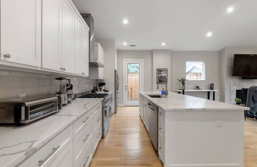 Dallas House | Spacious Modern Family Home