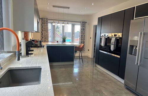 Sherwood Forest House | Spacious, Modern & Quiet Bungalow with hot tub