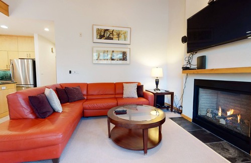 Mammoth Lakes Condo | Spacious Modern Home in the Eagle Lodge Area. Washer/Dryer, Covered Parking