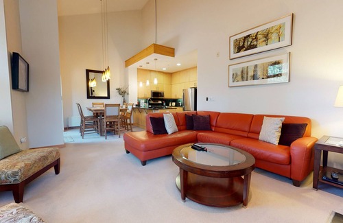 Mammoth Lakes Condo | Spacious Modern Home in the Eagle Lodge Area. Washer/Dryer, Covered Parking