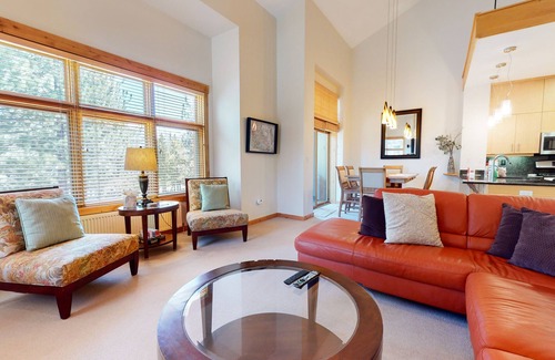 Mammoth Lakes Condo | Spacious Modern Home in the Eagle Lodge Area. Washer/Dryer, Covered Parking