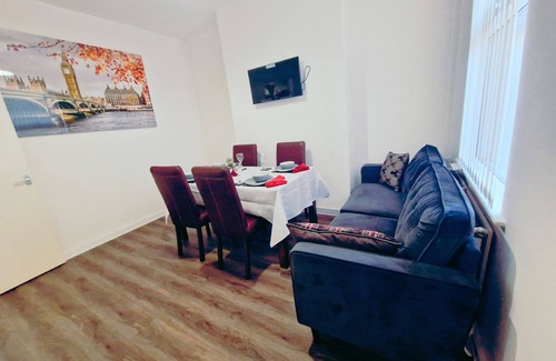 Everton House | Spacious Modern Home by Liverpool Football Stadium