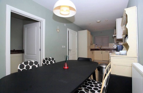 Peterborough House | Spacious & Modern Retreat ~ Garden ~ Free Parking!