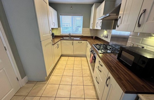 Peterborough House | Spacious & Modern Retreat ~ Garden ~ Free Parking!