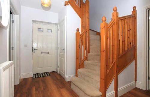 Peterborough House | Spacious & Modern Retreat Garden Free Parking!