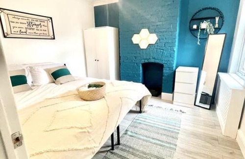 Wainscot Apartment | Spacious Modern Victorian House in Rochester