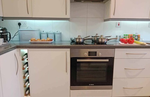 Aylesbury House | Spacious Monmouth House in Aylesbury: Ideal for Professionals and Large families