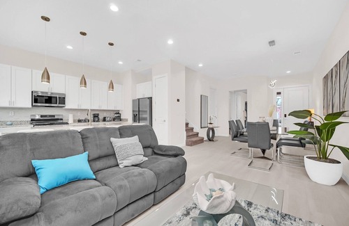 Crestwynd Bay House | Spacious, mordern and themed 5 Bedroom home minutes from Disney and waterparks!