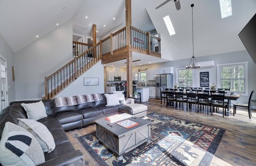 Jim Thorpe Ski Chalet | Spacious Mountain Chalet For Groups & Family Reunions with Pool & Lake Access!