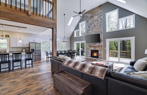 Jim Thorpe Ski Chalet | Spacious Mountain Chalet For Groups & Family Reunions with Pool & Lake Access!