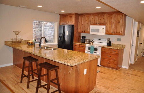 Sandy House | Spacious Mountain Retreat, 15 minutes to world class skiing at Alta & Snowbird