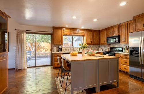 Big Bear Lake Ski Chalet | Spacious mountain home, across the street from the Lake, AC, pets ok. Sleeps 12