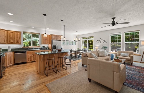 Welches House | Spacious Mt. Hood Escape - Hot Tub Sleeps 10 Game Room Near Salmon River