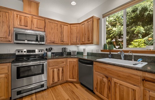Welches House | Spacious Mt. Hood Escape - Hot Tub Sleeps 10 Game Room Near Salmon River