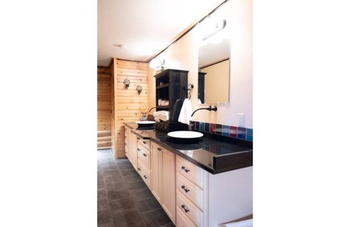 Viola Cabin | Spacious Multi-family Log Home with Sauna