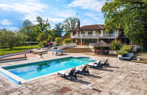 South Mimms Villa | Spacious N.London Mansion w/Heated Pool, Games Room, Pool House & Tennis Court