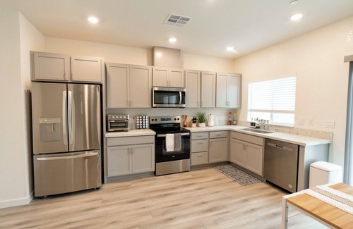 Elk Grove House | Spacious New 4-bedroom Family Friendly House in Elk Grove with WiFi and Parking