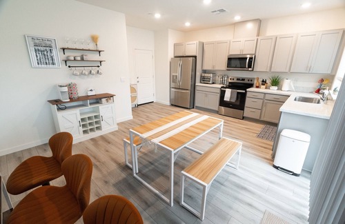 Elk Grove House | Spacious New 4-bedroom Family Friendly House in Elk Grove with WiFi and Parking