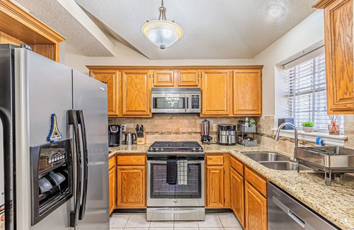 Far North Dallas House | Spacious North Dallas 3BR 2BA Home with 2 Living Areas, Great for Work or Family