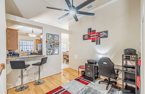 Far North Dallas House | Spacious North Dallas 3BR 2BA Home with 2 Living Areas, Great for Work or Family