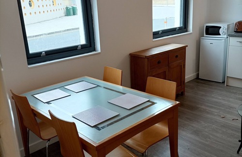 Wakefield Apartment | Spacious one bedroom & Living Room family apartment - non smoker