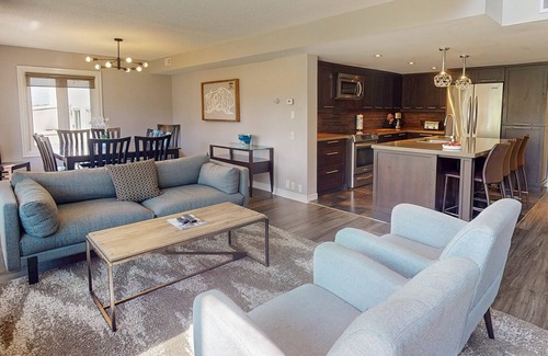The Blue Mountains House | Spacious Open Concept Condo w/Shared Pool, Blue Mountain View - Walk to Village