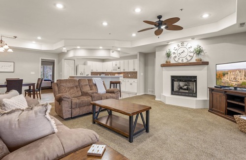 Lake Ozark Condo | Spacious Penthouse 4 bedroom, 4 bath condo, spectacular view of the lake -Off HH