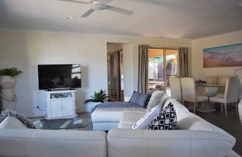 Mountain Creek House | Spacious Pet Friendly Home with Private Pool 5mins from Mooloolaba Beach